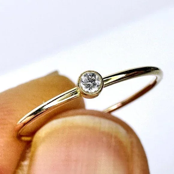 14K yellow gold 0.03ct G/VS2 round brilliant Solitaire Diamond stackable ring - Picture 2 of 8